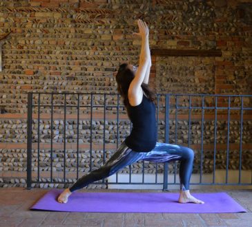 posizione del guerriero yoga