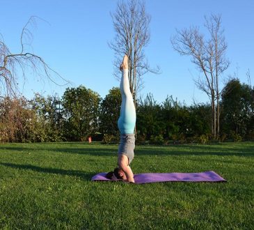 posizione sulla testa yoga